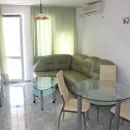 In The House Of Informat דירה